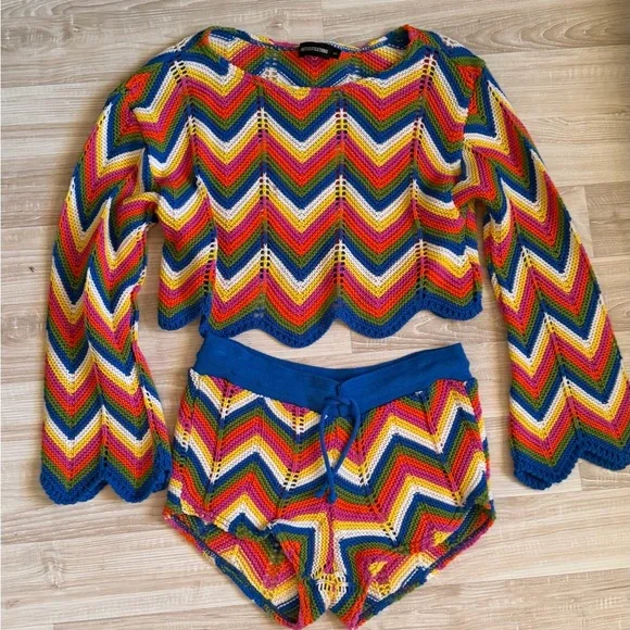 PrettyLittleThing Multicolor Chevron Knit Crop Top & Shorts Set - Blue Trim - Picture 4 of 8